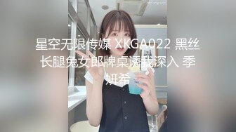 商城跟随抄底跟男友逛街的高颜值美眉 外表看着清纯 内心闷骚 穿着黑骚丁卡在屁沟里