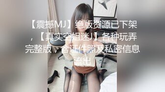 妹子长得很像新疆人，标致的新疆型美女，太爱笑了，看个动画片 乐呵呵