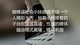 在客厅沙发上疯狂干美少妇