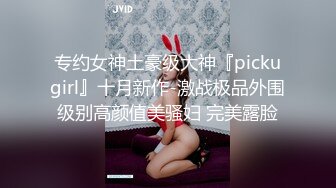 欠操的小妞露脸高颜值镜头前发骚，跟狼友互动听指挥展示，温柔的给大哥舔弄鸡巴样子真骚，激情上位爆草抽插