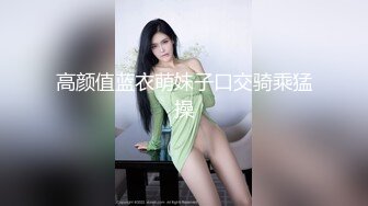 胆大牛人晚上潜伏浴室窗外近距离偷窥几个打工妹洗澡大奶妹一边洗澡一边和朋友发信息