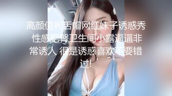 黑衣牛仔裤妹子调情69舔逼，再到床上近距离拍摄开档黑丝后入猛操