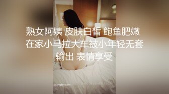 偷拍牛人晚上潜伏在别人家浴室窗外全景偷拍两个美女洗澡一个少妇一个年轻妹子颜值都不错很有撸点