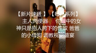 吹着哨哼着小曲路边店泄火一位穿着时髦的鸡妹