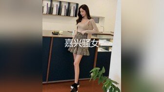 【新片速遞】  商场女厕全景偷拍❤️珠宝店黑色美女店员的极品美鲍鱼