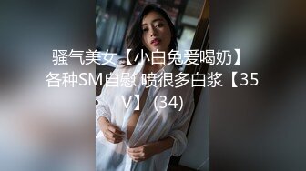 粉色超短吊带裙美女 拍照打卡在男友的镜头前变换姿势拍照却没有发现自己脚下也有一个镜头对准了自己的裙底风光