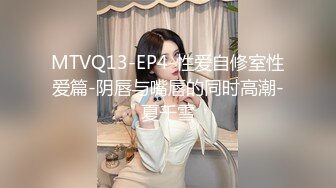 单位女厕近距离偷窥高跟熟女同事的大肥鲍留着长长的白带