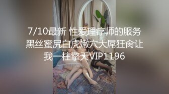 抄底眼镜小姐姐 蕾丝花边蓝色小内内看着好清爽 大姐只顾背包没顾上裙底