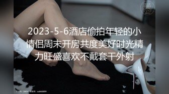 白衣黑帽 大专女厕全景偷拍众多的学妹前来嘘嘘各种美鲍轮番呈现 (1)