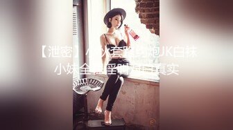   小骚逼露脸洗干净了伺候小哥哥诱惑狼友，舔鸡巴的样子好骚吸蛋蛋，深喉抽插