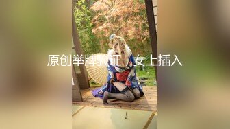 【新片速遞】   戴眼镜的淫娃，在闺房里脱掉衣裳❤️宁静般的酮体展露眼前，好有风景线的身材！