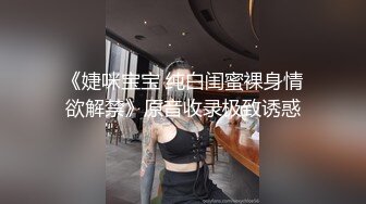 邻家小骚妹全程露脸逼毛没几根啥都学会了，吸着小烟跟狼友撩骚听指挥，揉奶抠逼道具抽插，浪叫呻吟精彩刺激