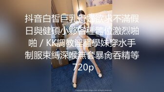  小骚逼露脸洗干净了伺候小哥哥诱惑狼友，舔鸡巴的样子好骚吸蛋蛋，深喉抽插