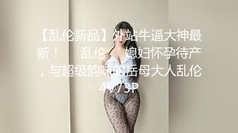 外站新流出商场女厕双角度侧后偷拍牛仔裤妹子裤上这么大块标签也不撕掉