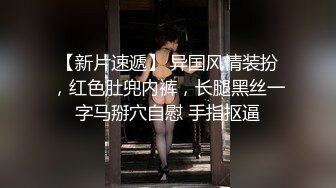 两个小骚逼快被大哥们玩坏了，床上的淫乱男女，揉奶玩逼道具抽插，口交大鸡巴让大哥舔逼，淫声荡语激情上位