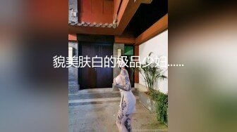 微胖肉嘟嘟的金發小美女，清純又可愛，脫下內內，雙指同時插入扣弄