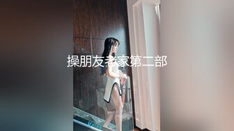 年轻小情侣 家里非常冷穿着衣服 但是我的激情不会退