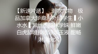 冒險把窗戶破個洞偷看兩個大學妹洗澡,前面妹子粉嫩的乳頭