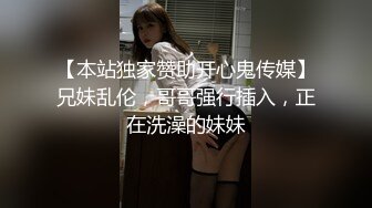 商场女厕全景偷拍美女营业员的微毛小嫩鲍 (1)