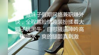 澡堂子偷拍眼镜妹脱一半裤子露出俩屁股蛋和同伴聊天