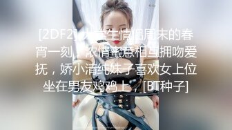  小骚逼露脸洗干净了伺候小哥哥诱惑狼友，舔鸡巴的样子好骚吸蛋蛋，深喉抽插