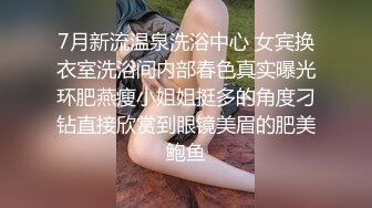 颜值不错的风骚女模特，大辫子漏出骚奶子诱惑狼友跟两位大哥激情3P