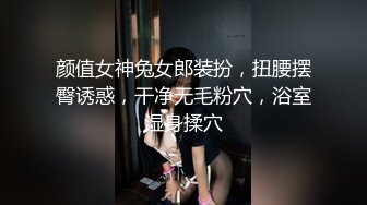 吸精少妇全程露脸激情4P大秀直播，逼逼被大哥草着，脸上还面对两个鸡巴狂撸，淫声荡语揉奶玩逼精彩刺激好骚