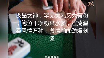 给狼友叫爸爸的极品骚货，全程露脸黑丝情趣互动撩骚狼友，口交假鸡巴都流口水，玩弄骚穴听指挥