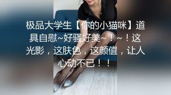 澡堂子偷拍长得很有灵气的小美女非常机灵的看着周围