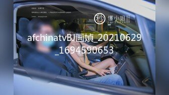 大奶淫妻 绿帽跟单男鸡鸡舔硬 操逼时再舔他们结合部位 还有把单男射的精液吃掉 夫妻把绿主伺候的舒舒服服