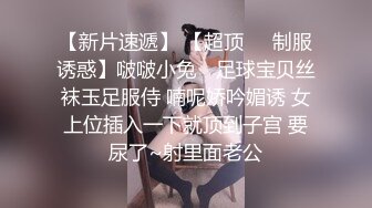 【新片速遞】中性打扮短发眼镜美女，没穿内裤玻璃黄瓜爆插小穴，掰开紧致嫩穴捅入，没搞几下流出白浆，插得娇喘低吟很是诱人