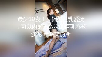 石榴裙下闻主人的骚逼，被美女用足踩鸡鸡儿，‘你是什么东西，你叫什么呀，你是主人的玩具’，美女踩射了！