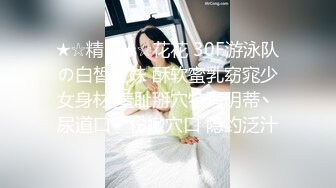 粉色制服可爱妹子，趴下给男友吃屌，没想到还不小呢