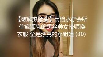 骚娘子在家露脸跟大哥激情啪啪，全程露脸衣服都没脱完就被猴急的大哥按在厨房草了，边干边脱深喉大鸡巴真骚