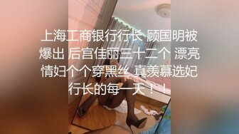 约两个小萝莉上门选中短发小萌妹乖巧听话抠穴抽插花式展示