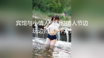 十二月新流出大神潜入水上乐园更衣淋浴间出口偷拍 美女换衣服警觉性很高的红衣妹子瞪着作者看