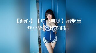 十二月新流出大神潜入水上乐园更衣间四处游走偷拍 一袭红衣美女主动在镜头前换穿不幸被拍