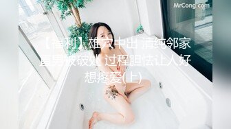 18清纯小妹妹独自在家床上自慰，脱掉内裤展示无毛肥穴，掰穴特写假屌摩擦，翘起圆润屁股后入，娇喘呻吟诱惑