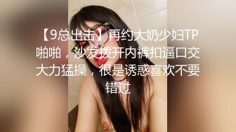 甜美文静美女！被胖子炮友玩弄！蹲着深喉插嘴，沙发上抗腿正入，振动棒插穴磨蹭阴蒂，非常享受