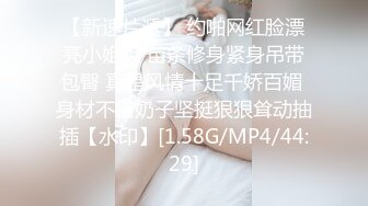 肉嘟嘟的妹子丰满吊钟大奶子掰穴自慰，闺蜜再旁