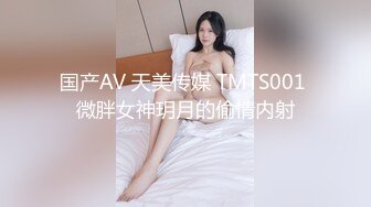 黑丝露脸短发风骚少妇用小嘴伺候大哥鸡巴，全程露脸深喉草嘴，电动道具抽插骚穴，听狼友指挥