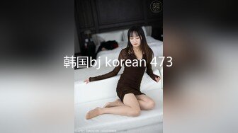   国产小美女全裸洗澡，回到卧室和男友啪啪做爱给男友打飞机女上位打桩