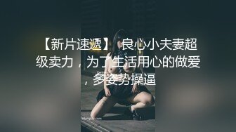 合租房冒死门缝偷窥 对门的美女洗完澡出来换衣服身材还挺不错