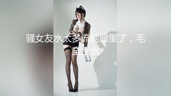 只穿着一件裹胸黑衣的性感大长腿美女 下体逼毛黑黝黝