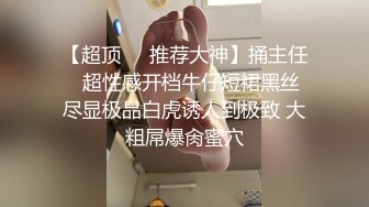  淫荡红唇骚女大白天驾车和炮友户外车震，后座交舔屌张开双腿抽插