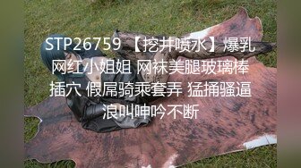 办公楼女厕全景偷拍女神级的少妇带着孩子来尿尿 (3)