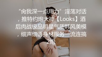   聊了两星期的人妻终于同意去她家做客，她淫荡的一面尽情在客厅展示，真是一个骚母狗！