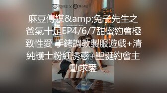 神说服老婆3P✿看自己老婆被单男压在身下 老公在一边拍视频，稀有露脸！围观一下娇妻是如何被单男爆操的！