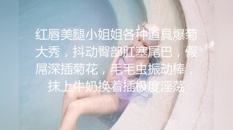 【女技师在按摩旁边小哥上来要操逼】给客人带上眼罩，旁边摸摸搞搞，掏出大屌吸吮，S型身材翘起美臀，后入爆操大声啪啪