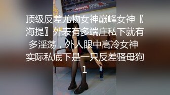 奶子发育的很不错的极品小太妹露脸精彩大秀，旁边还有好姐妹听狼友指挥玩弄小骚穴，甩奶乱飞道具抽插呻吟可射